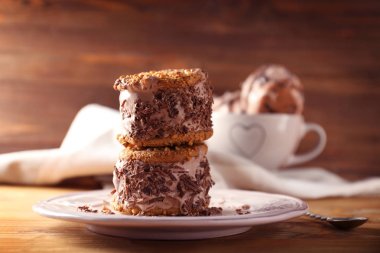 Çikolatalı, dondurmalı, kurabiyeli sandviç.