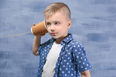 Şirin küçük çocuk. 