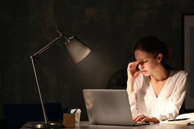 Dizüstü bilgisayarda çalışan kadın 