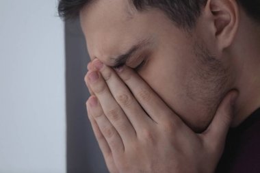 Yakışıklı depresif adam 