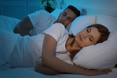 Genç tatlı çift yatakta 