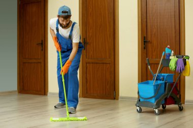 Genç adam zırlayıp kat