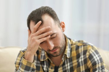 Yakışıklı depresif adam