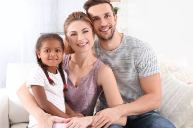 Aile kanepede oturuyor.