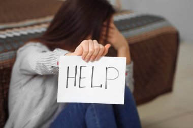 word yardımı ile kağıt tutan kadın