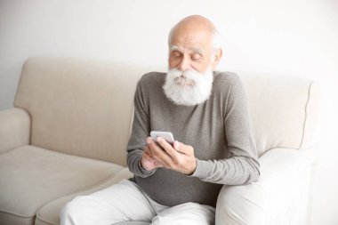 Komuta sizde ile oda içinde smartphone