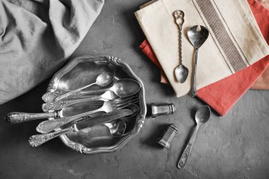 Peçete ile gümüş set 