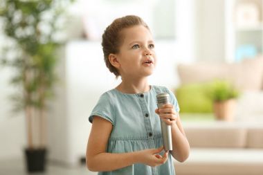 küçük kız mikrofon ile 