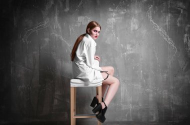 Yaratıcı makyaj ile genç modeli
