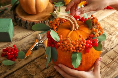 Kabak, rowan ve kartopu ile kompozisyon