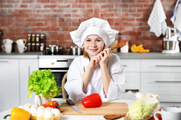 Sevimli kız pişirme — Stok fotoğraf