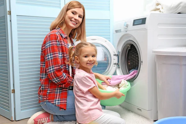 Mujer e hija haciendo lavandería — Foto de Stock