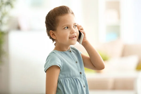 Маленькая девочка разговаривает по мобильному телефону — стоковое фото