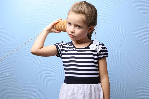 Маленькая девочка с помощью пластиковой чашки — стоковое фото