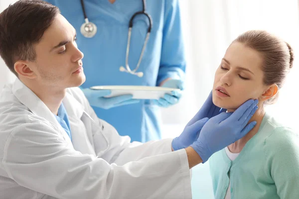 Jonge vrouw met bijeenkomst met plastisch chirurg — Stockfoto