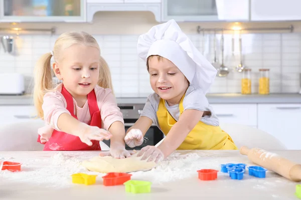 Petits enfants faisant des biscuits sur la table — Photo