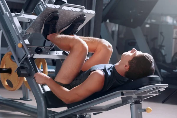 Entrenamiento de hombre atlético en gimnasio moderno — Foto de Stock