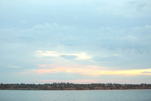Вид вечернего неба на берегу реки — стоковое фото