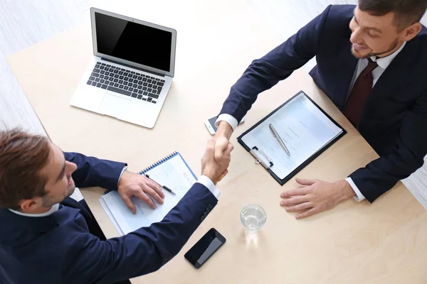 Empleador y solicitante estrechando las manos después de la entrevista — Foto de Stock