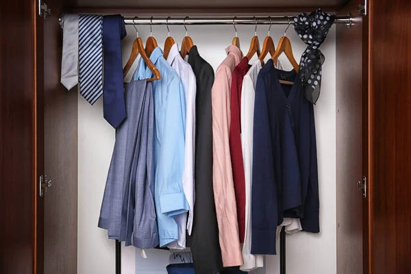 Много одежды в гардеробе, крупный план — стоковое фото