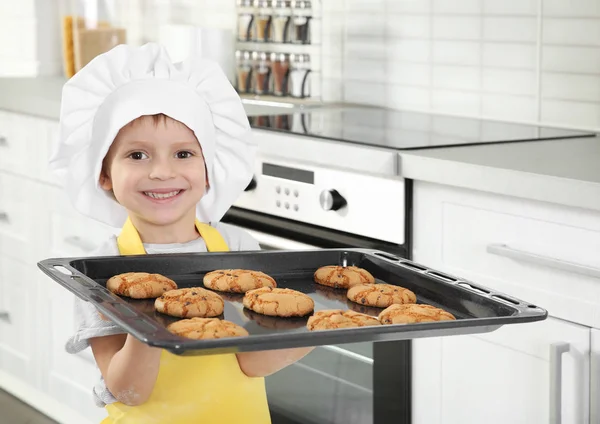 Niño sosteniendo galletas en la bandeja —  Fotos de Stock
