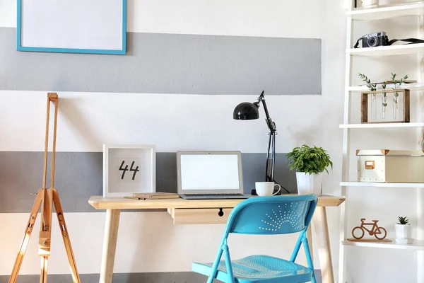 Local de trabalho com laptop na mesa — Fotografia de Stock