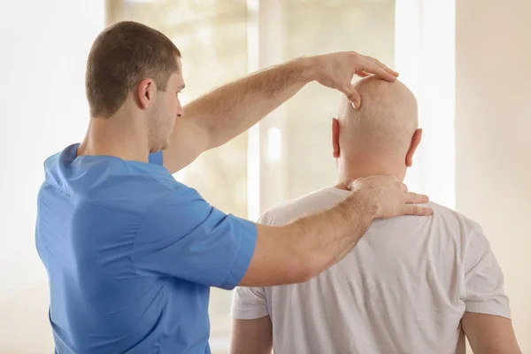 Fizyoterapist Kliniği Yaşlı Hasta Ile Çalışma — Stok fotoğraf