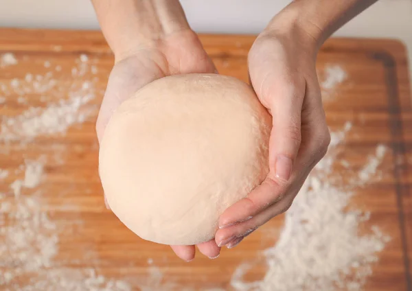 Woman making dough — Stock Photo, Image