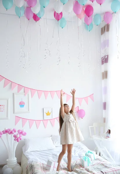 Дівчина в кімнаті прикрашена для вечірки на день народження — стокове фото