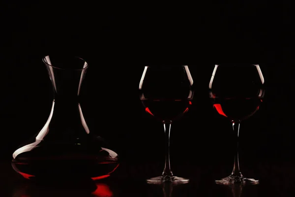 Carafe avec vin et verres — Photo