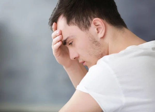 Hombre deprimido guapo en casa, primer plano — Foto de Stock