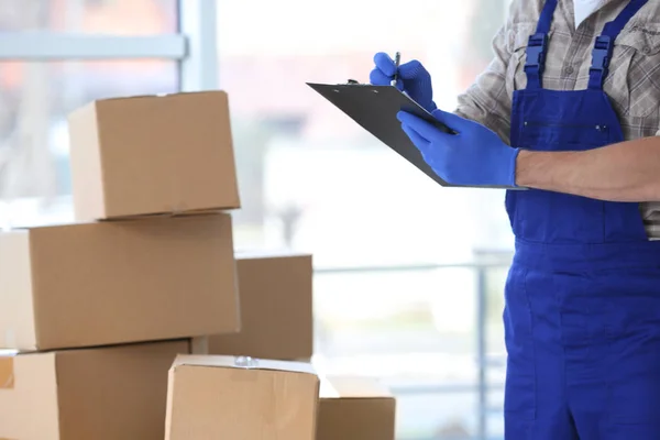 Male courier with clipboard — Stock Photo, Image