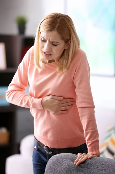 Jeune femme ayant des douleurs cardiaques — Photo