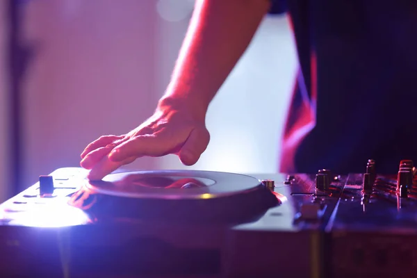 DJ mezclando pistas en el mezclador — Foto de Stock