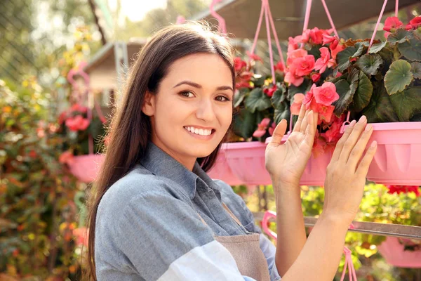 Mulher com flores de begônia — Fotografia de Stock