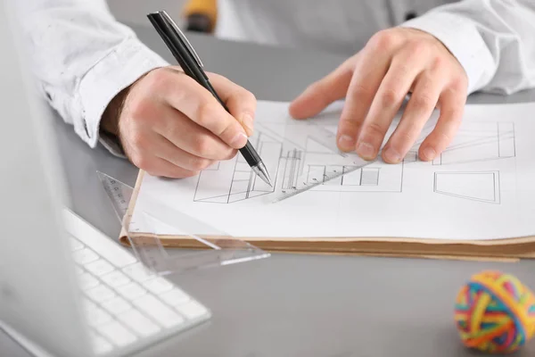 Diseñador masculino trabajando en oficina — Foto de Stock