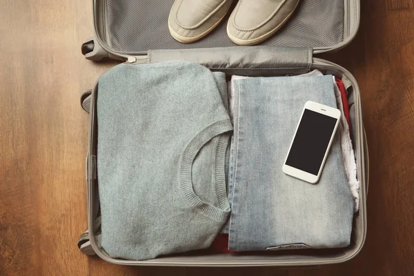 男性服を開いてスーツケース — ストック写真