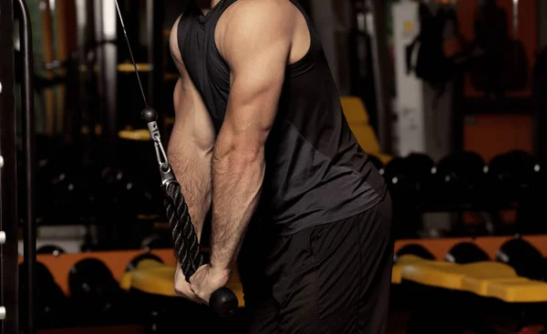 Joven hombre guapo en el gimnasio —  Fotos de Stock