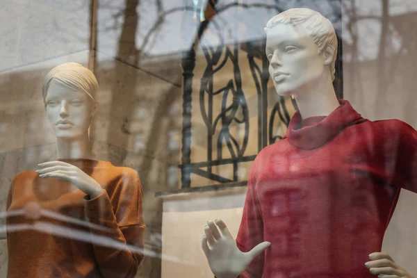 Divat áruház kirakat mannequins — Stock Fotó