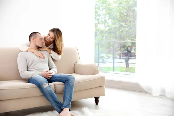 Joven Feliz Pareja Juntos Casa —  Fotos de Stock