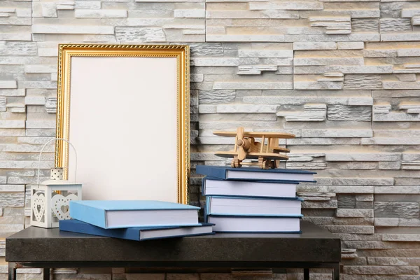 Bücher auf dem Tisch neben der Wand — Stockfoto