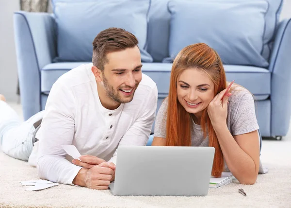 Casal calculando impostos — Fotografia de Stock