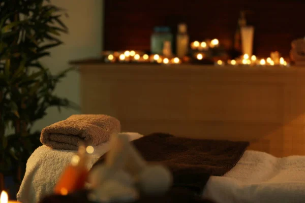 Bed met handdoeken in de Wellness salon — Stockfoto
