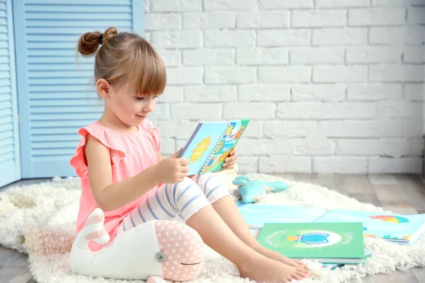 Klein meisje lezen boek — Stockfoto