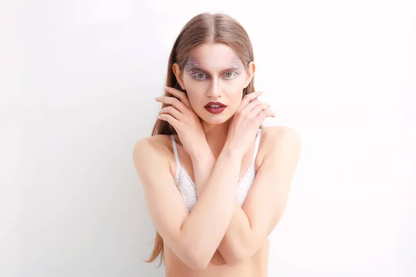 Junges Model mit kreativem Make-up — Stockfoto