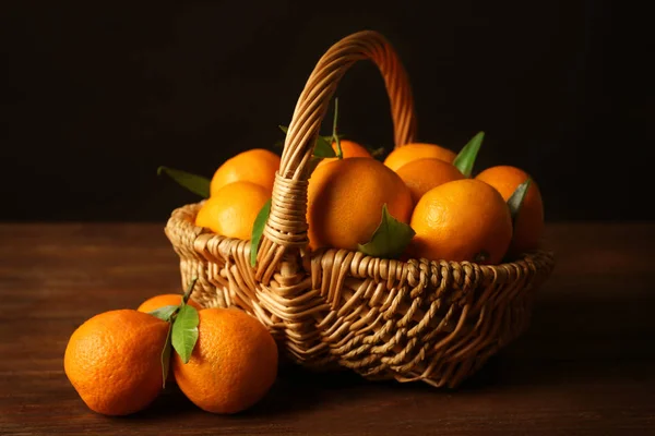 Cesta de mimbre con mandarinas — Foto de Stock
