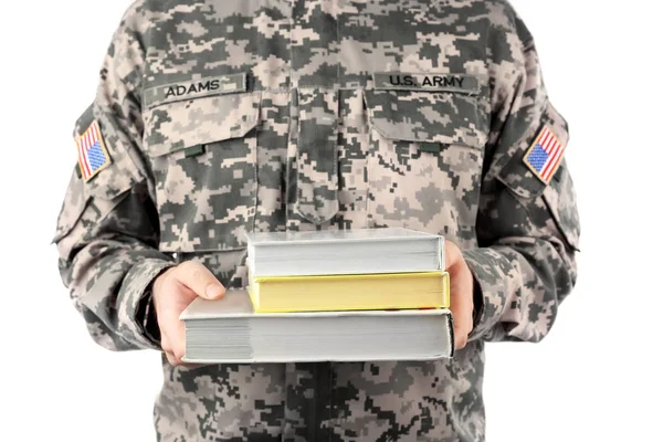 Soldado sosteniendo libros —  Fotos de Stock