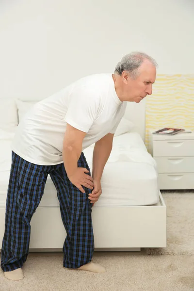 Homme Âgé Souffrant Douleurs Genou Maison — Photo