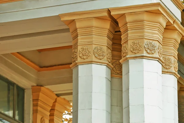 Edifício com colunas em estilo neoclássico — Fotografia de Stock