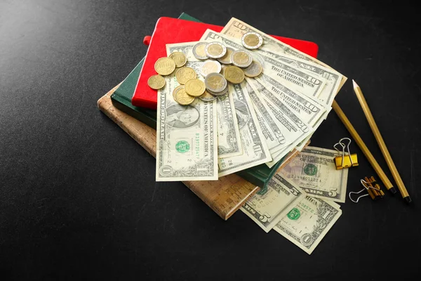 Okul malzemeleri ve Doları banknot — Stok fotoğraf